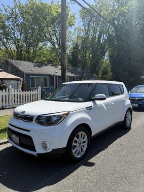 White 2018 Kia Soul +