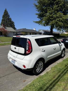 White 2018 Kia Soul +