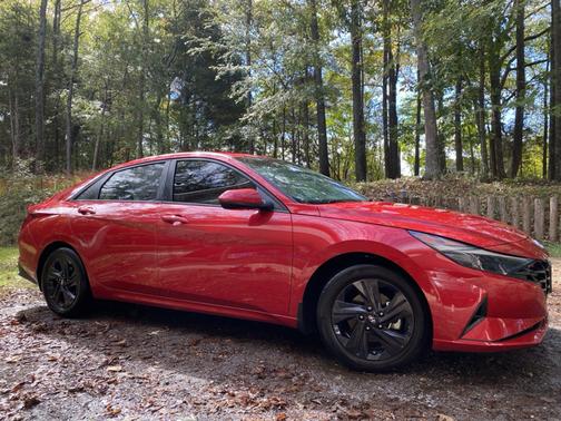 Red 2022 Hyundai ELANTRA SEL