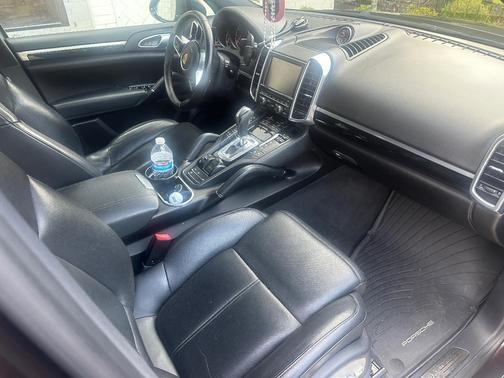 Brown 2016 Porsche Cayenne Cayenne