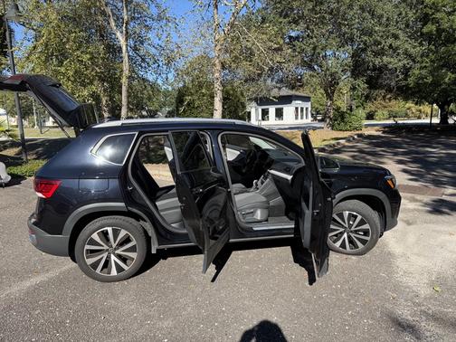 2024 Volkswagen Taos SE FWD