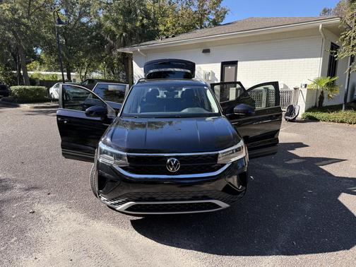 2024 Volkswagen Taos SE FWD