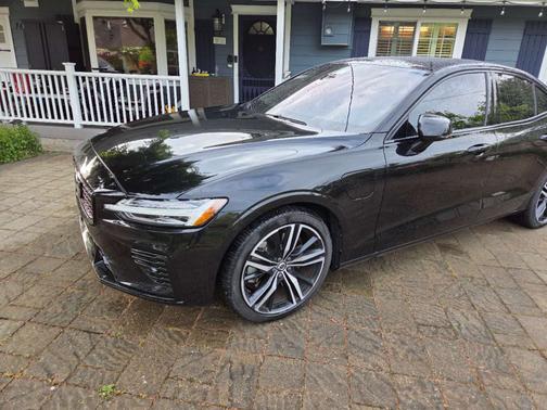 2021 Volvo S60 Recharge Plug-In Hybrid T8 R-Design Expression
