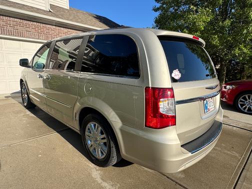 2014 Chrysler Town & Country Touring-L