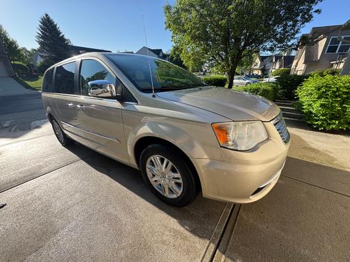 2014 Chrysler Town & Country Touring-L