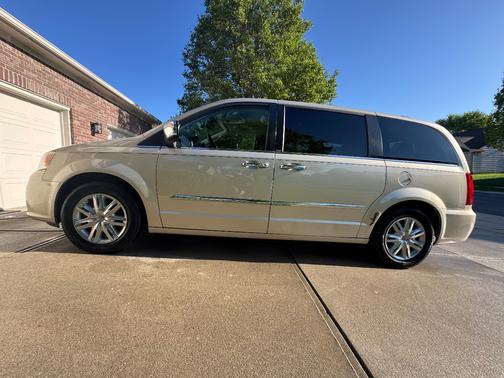 2014 Chrysler Town & Country Touring-L