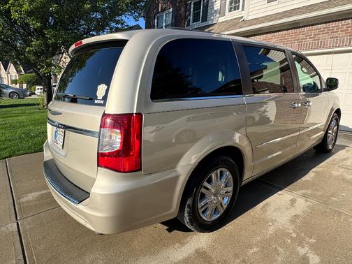 2014 Chrysler Town & Country Touring-L