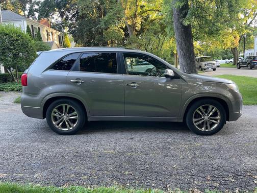 Silver 2014 Kia Sorento Limited