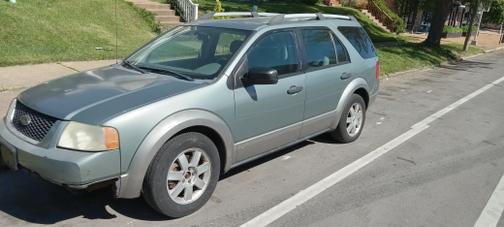 Gray 2005 Ford Freestyle SE