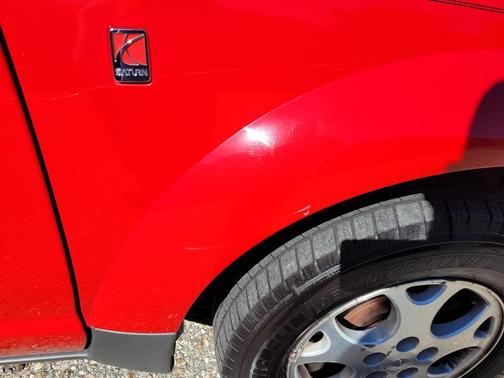 Red 2005 Saturn Vue Base