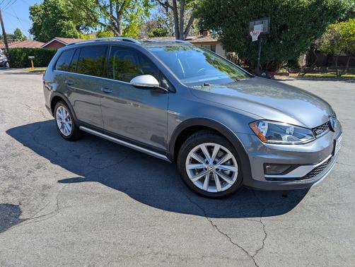 Gray 2017 Volkswagen Golf Alltrack TSI SE