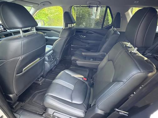 White 2023 Honda Pilot EX-L 7-Passenger