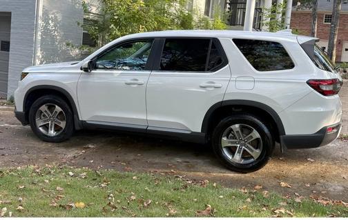 White 2023 Honda Pilot EX-L 7-Passenger