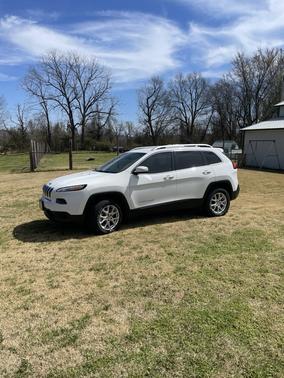 White 2016 Jeep Cherokee Latitude