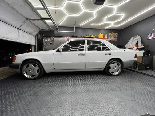 1993 Mercedes-Benz E-Class 400E