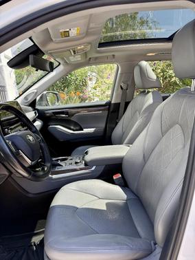 White 2020 Toyota Highlander Platinum