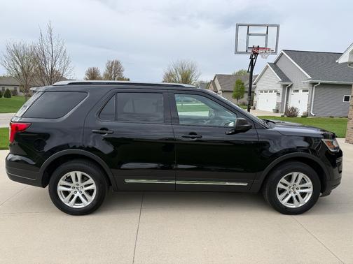 Black 2018 Ford Explorer XLT
