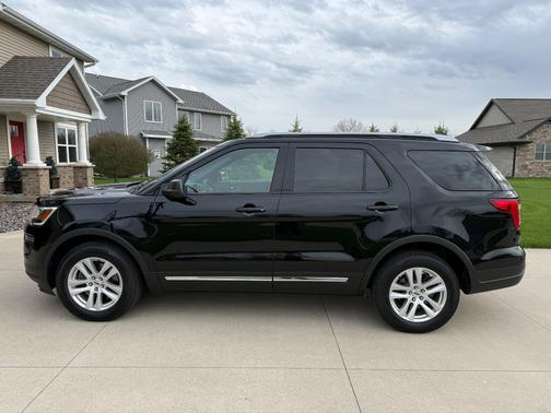 Black 2018 Ford Explorer XLT