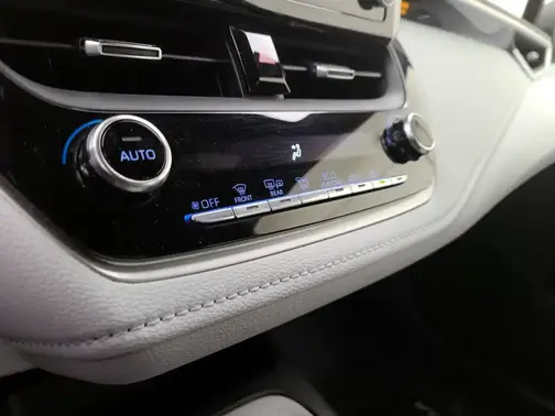 Photo 5 of 10 of 2021 Toyota Corolla SE