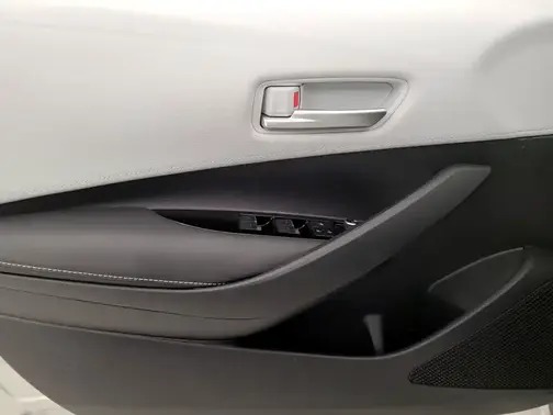 Photo 4 of 10 of 2021 Toyota Corolla SE