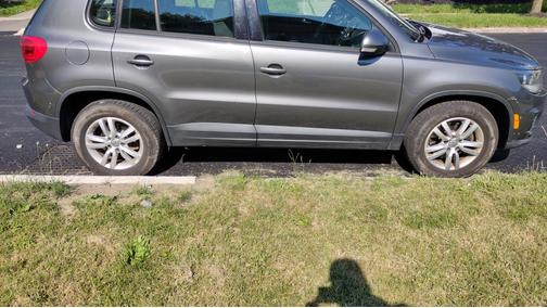Gray 2013 Volkswagen Tiguan SE