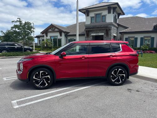 Red 2023 Mitsubishi Outlander SE