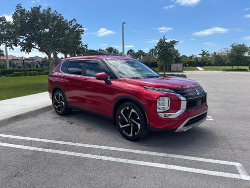 Red 2023 Mitsubishi Outlander SE