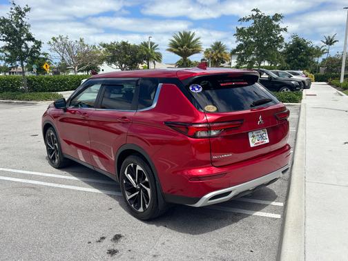 Red 2023 Mitsubishi Outlander SE