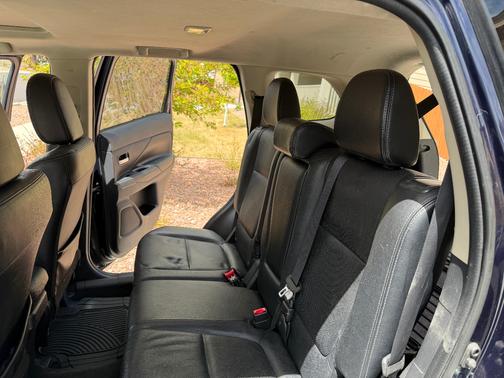 Blue 2015 Mitsubishi Outlander SE