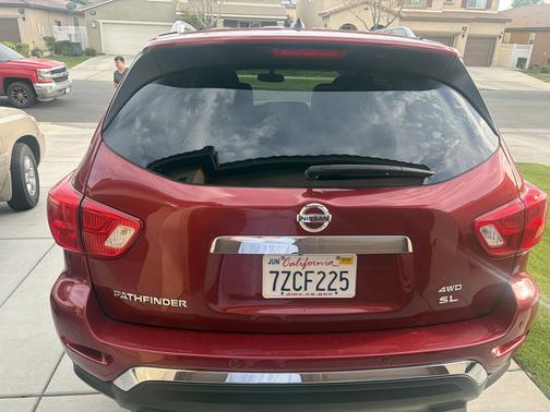 2017 Nissan Pathfinder SL