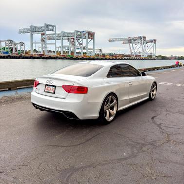 White 2014 Audi RS 5 4.2