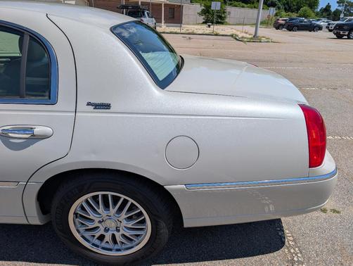 White 2006 Lincoln Town Car Signature