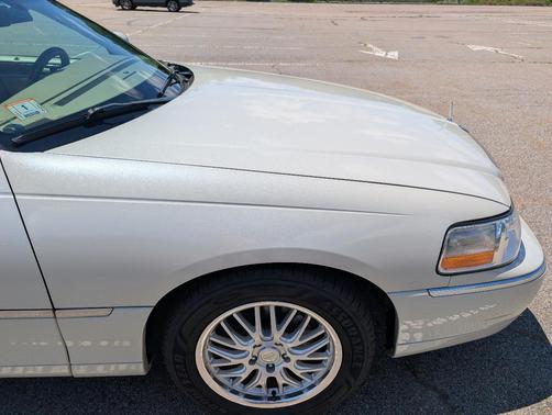 White 2006 Lincoln Town Car Signature