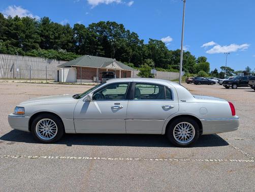 White 2006 Lincoln Town Car Signature