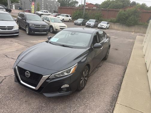 Black 2019 Nissan Altima 2.5 SV