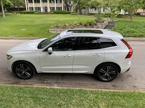 White 2018 Volvo XC60 T5 Momentum