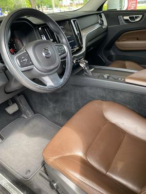 White 2018 Volvo XC60 T5 Momentum