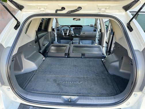 2014 Toyota Prius v Five