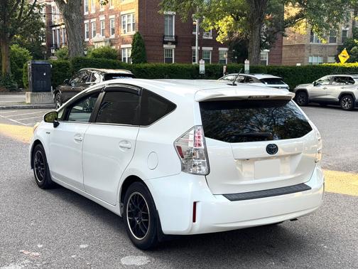 2014 Toyota Prius v Five