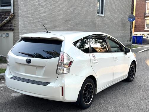 2014 Toyota Prius v Five