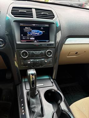 White 2016 Ford Explorer XLT