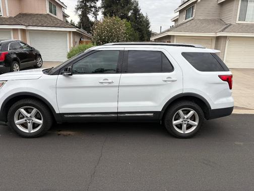 White 2016 Ford Explorer XLT