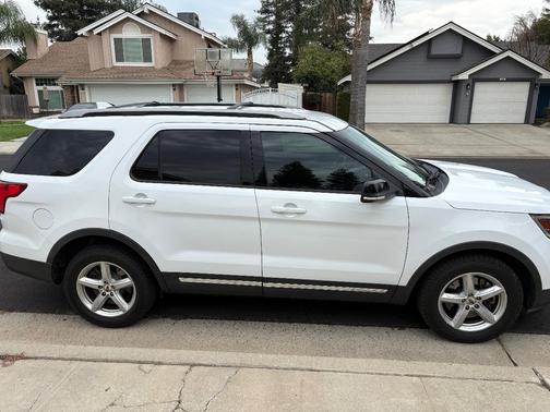 White 2016 Ford Explorer XLT