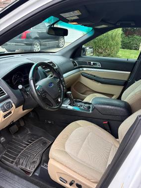 White 2016 Ford Explorer XLT