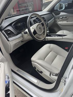 2022 Volvo XC90 T5 Momentum