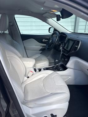 Gray 2019 Jeep Cherokee Limited