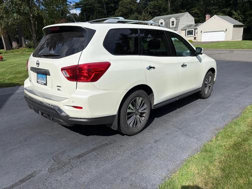 White 2017 Nissan Pathfinder SL