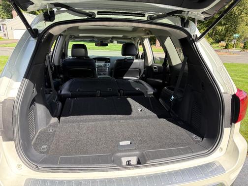 White 2017 Nissan Pathfinder SL