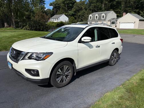 White 2017 Nissan Pathfinder SL
