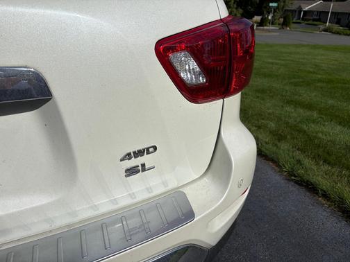 White 2017 Nissan Pathfinder SL
